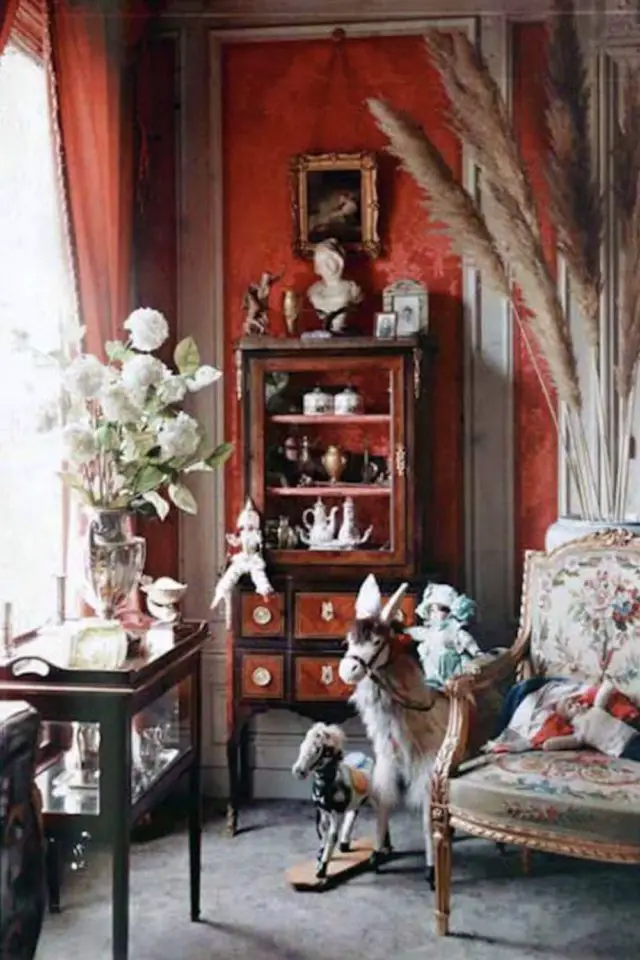 interieur second empire belle epoque boudoir salon chic rouge maximalisme buste objets décoratifs cabinet collection vitrine chic