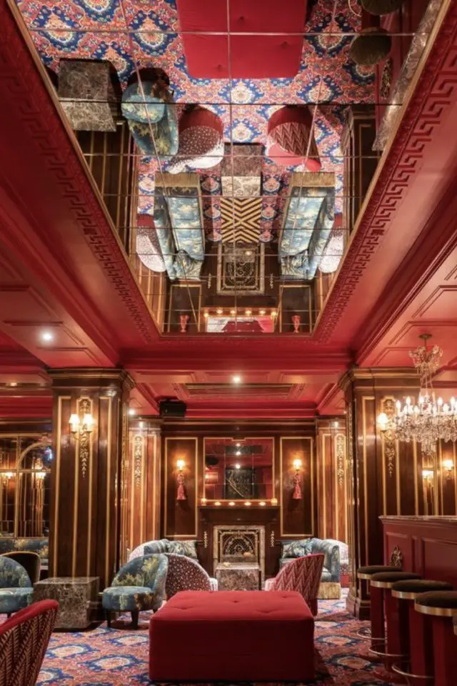 interieur second empire belle epoque miroir au plafond couleur rouge moulure dorure classique chic fin 19ème siècle