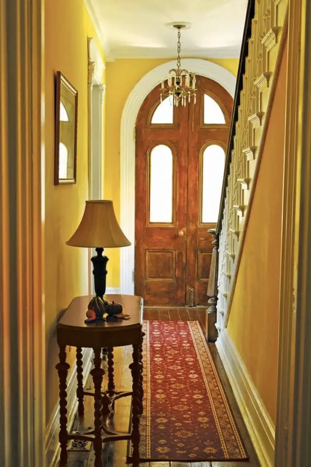 interieur second empire belle epoque couloir entrée escalier porte cintrée tapis couleur