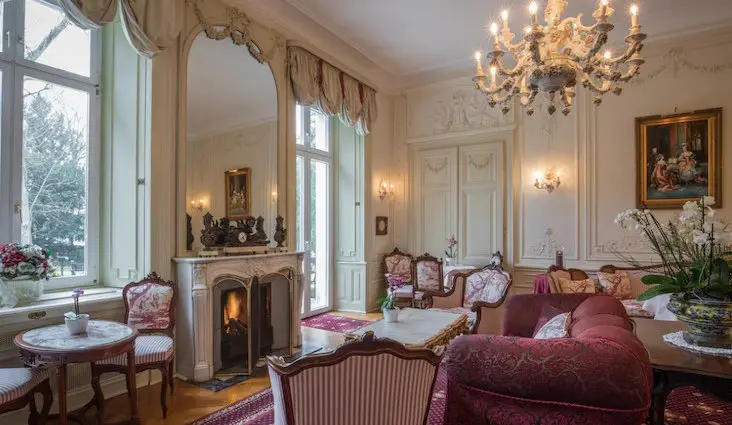 interieur style belle epoque salon pièce de vie classique chic second empire textiles élégant lumineux fenêtre éclectisme
