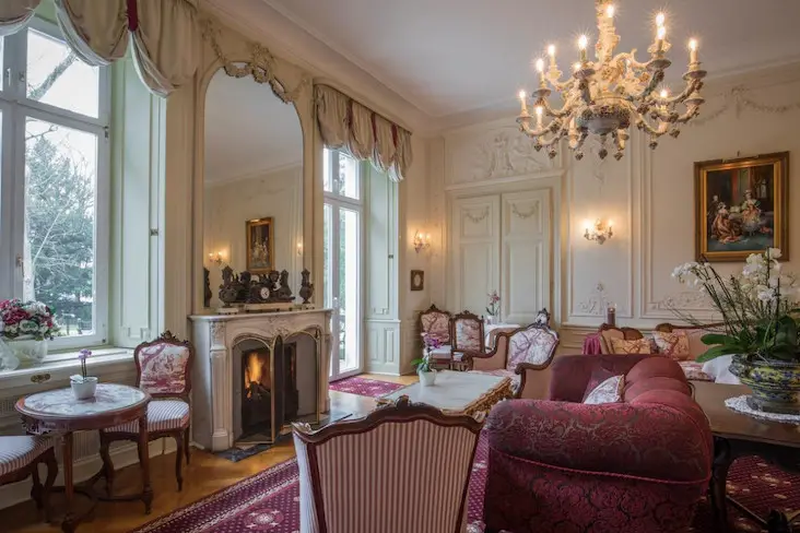 interieur style belle epoque salon pièce de vie classique chic second empire textiles élégant lumineux fenêtre éclectisme
