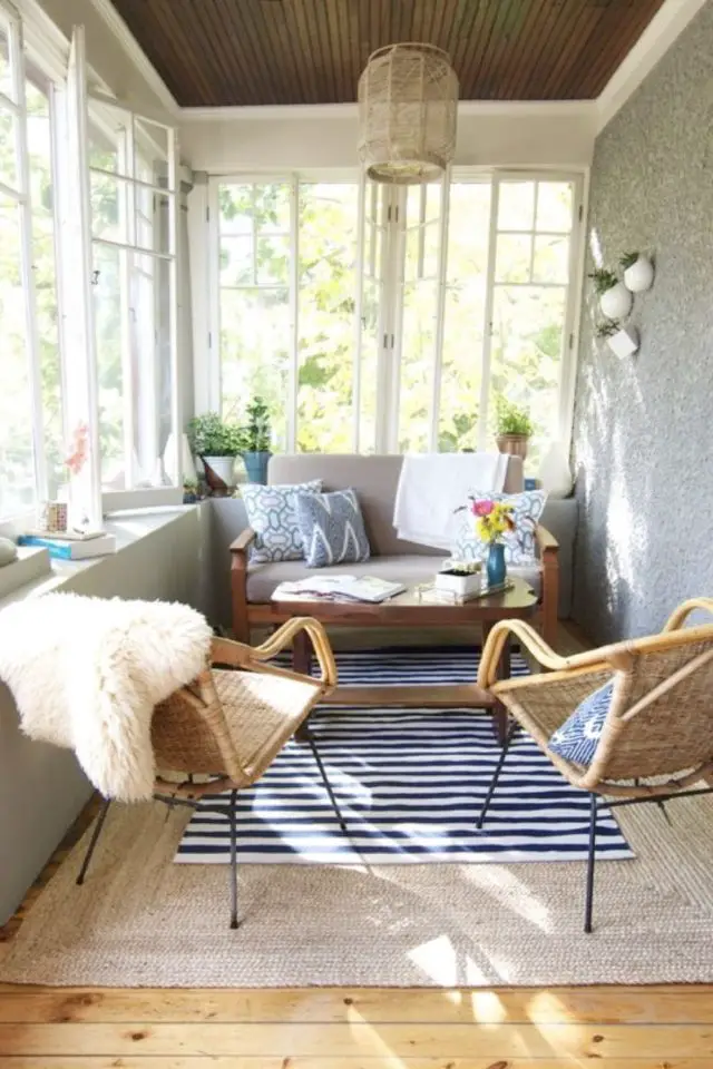 jolie maison veranda exemple petit canapé 2 places fauteuil rotin ambiance moderne et cosy