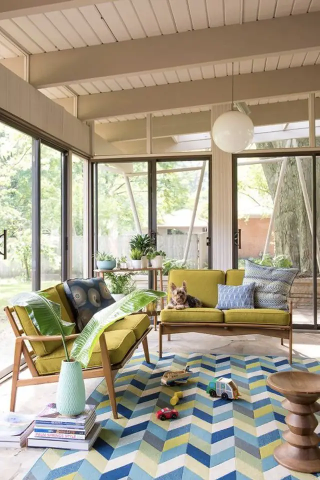 jolie maison veranda exemple salon canapé vintage coussin jaune moutarde tapis espace de vie