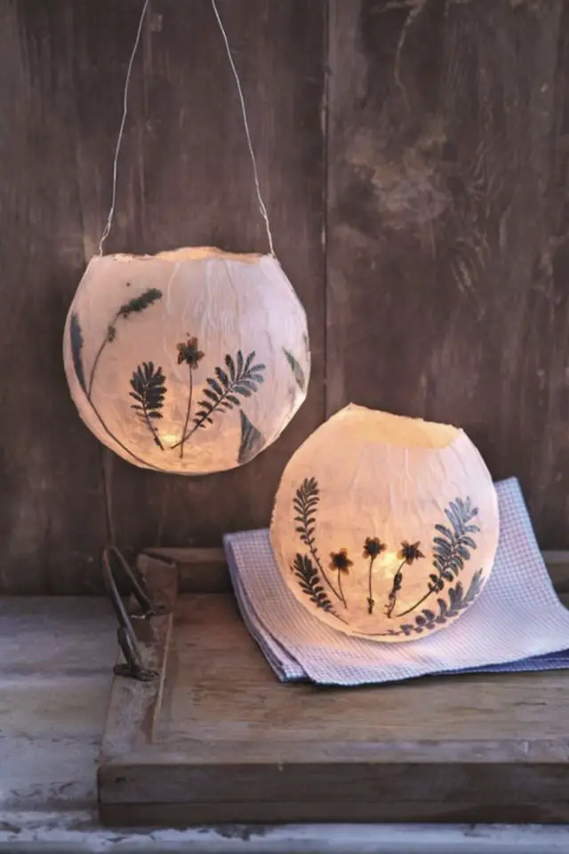 loisirs creatifs decoration papier mache lanterne avec fleurs séchées récup de papier