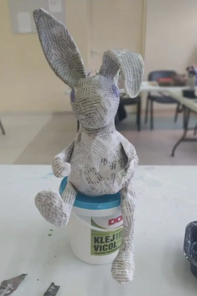 loisirs creatifs decoration papier mache fait main activité vacances enfant lapin manuel