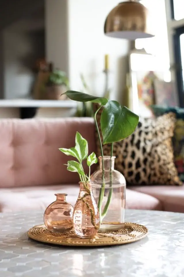ou trouver vase cadeau deco soliflore verre coloré rose déco table basse plateau doré