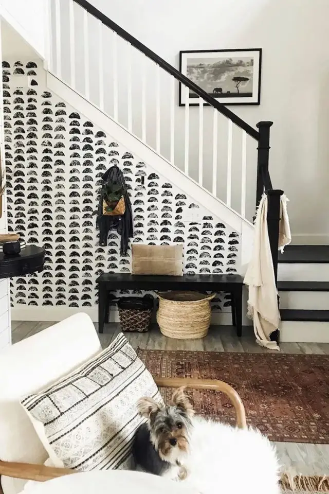 papier peint couloir entree exemple sous escalier décor moderne noir et blanc lumineux