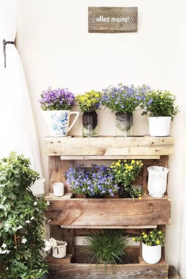 recup balcon idee deco palette jardinière fleur gain de place pas cher bricolage