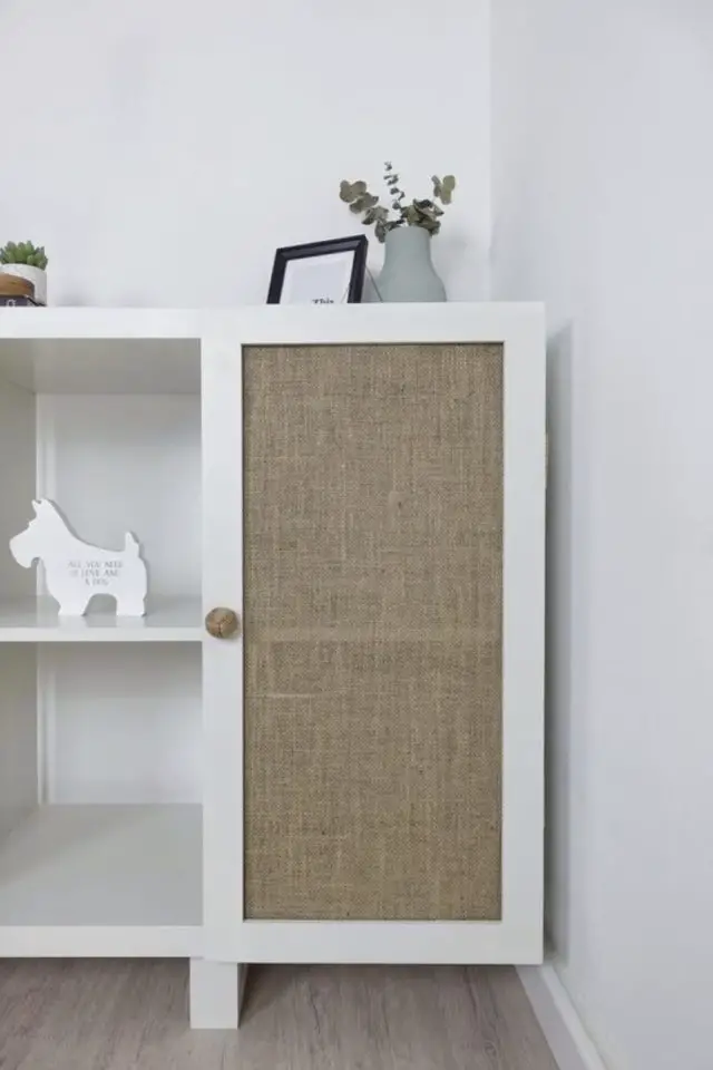 relooker meuble kallax ikea hack bricolage porte en bois avec cannage moderne blanc DIY