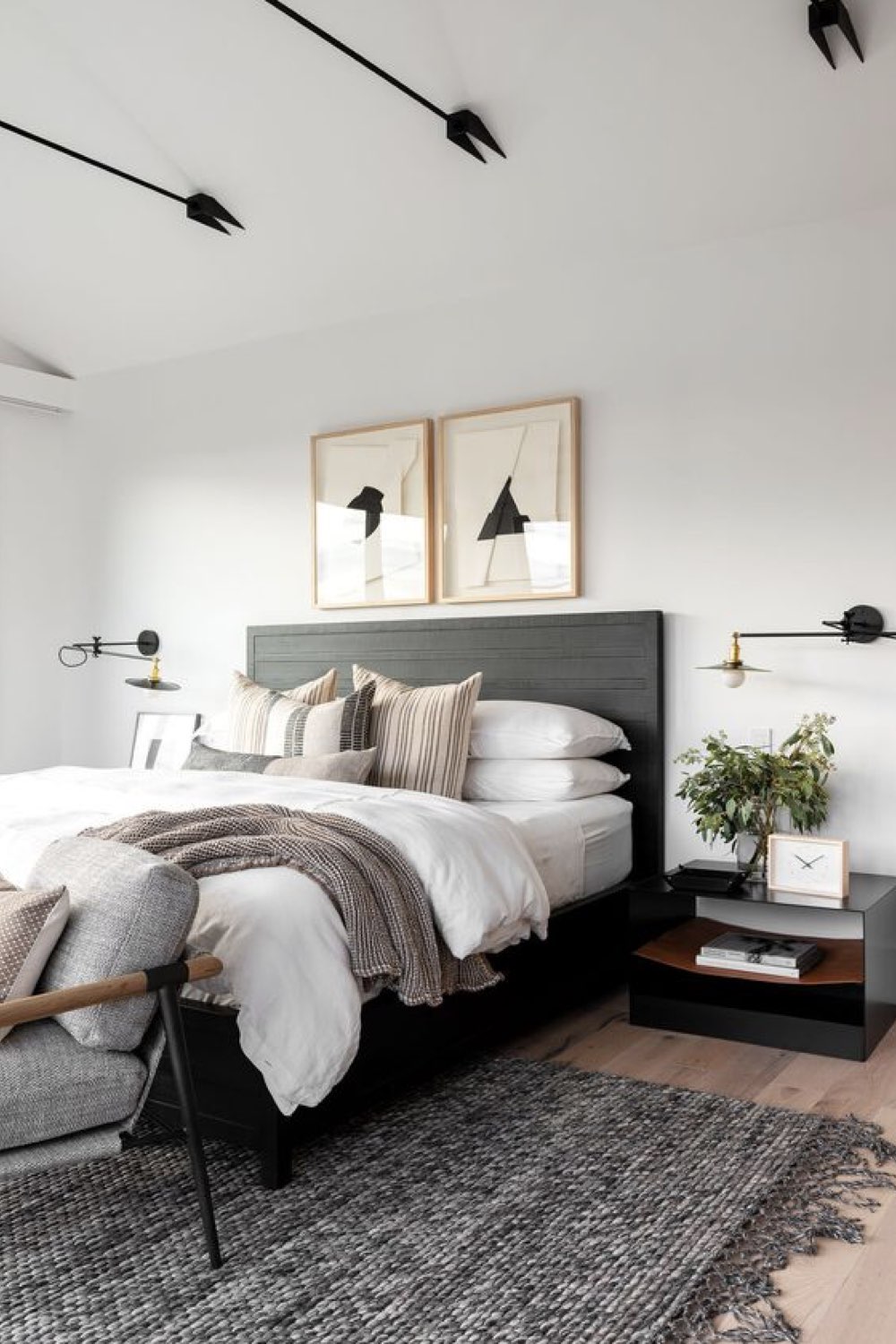 reussir decoration chambre adulte chic et élégante épurée tête de lit tissus gris tapis descente de lit applique murale orientable noir