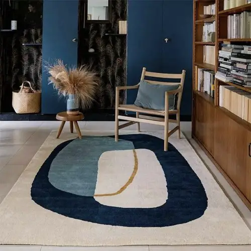 salon sejour design tendance coup de coeur Tapis en laine bleu orage 120 x 170 cm Inclusion - Edito