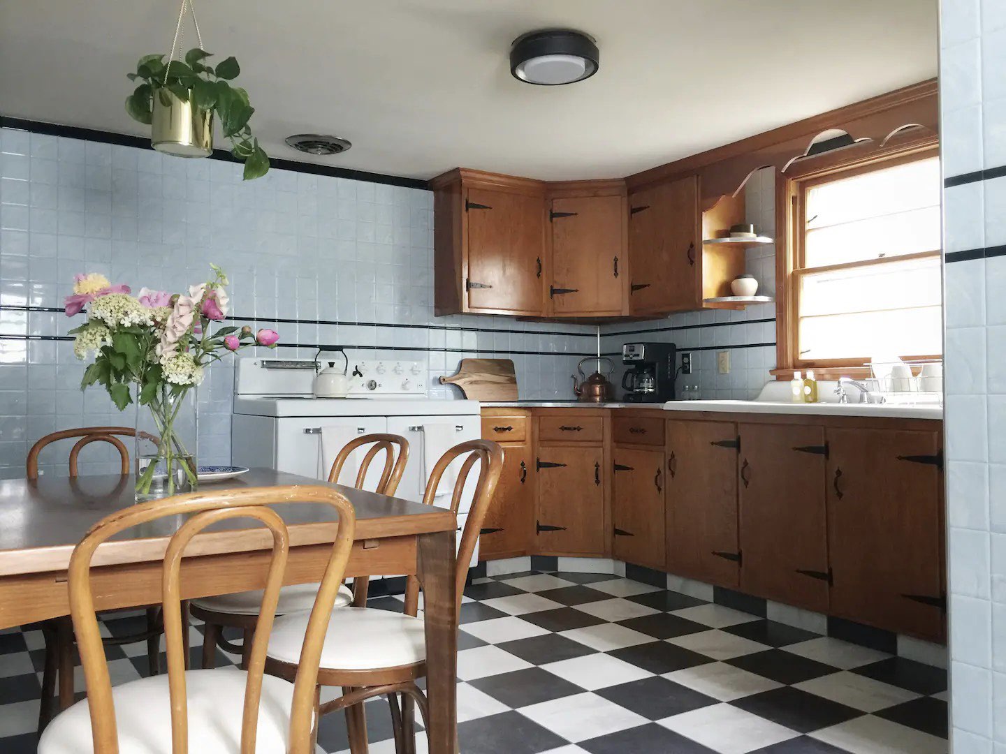 visite deco appartement mid century modern cuisine vintage cuisinière en métal rétro blanche meuble en bois linéaire coin repas