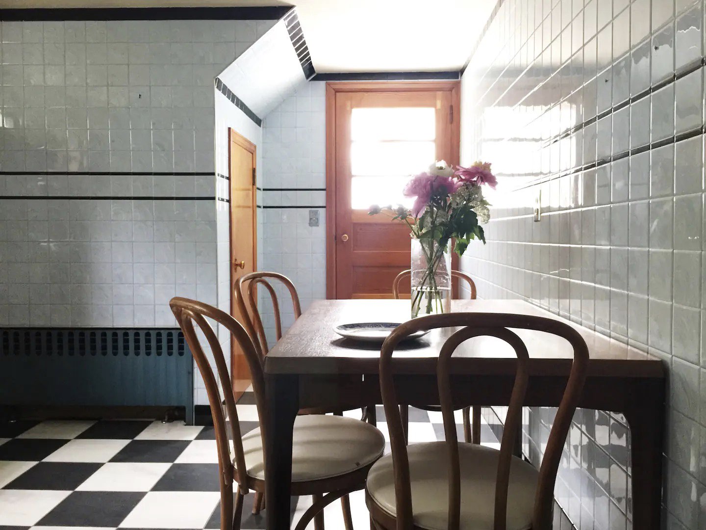 visite deco appartement mid century modern porte vitrée peinte en rouge terracotta vintage cuisine table rectangulaire chaise design Thonet