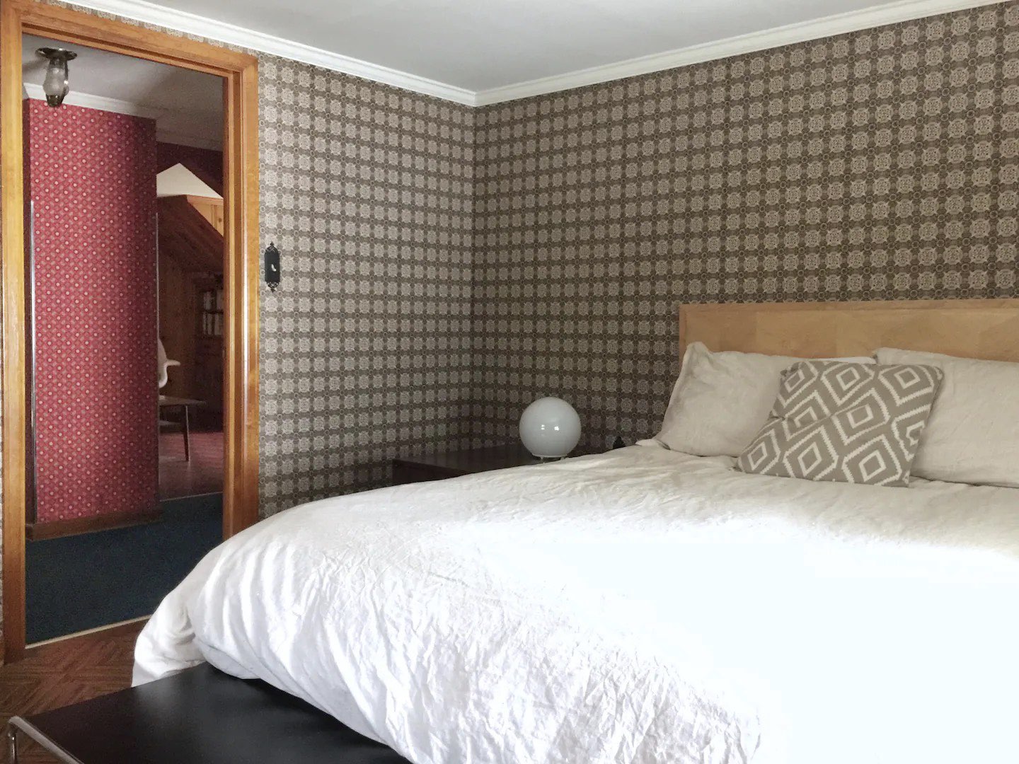 visite deco appartement mid century modern papier peint vintage chambre à coucher sobre inspirations