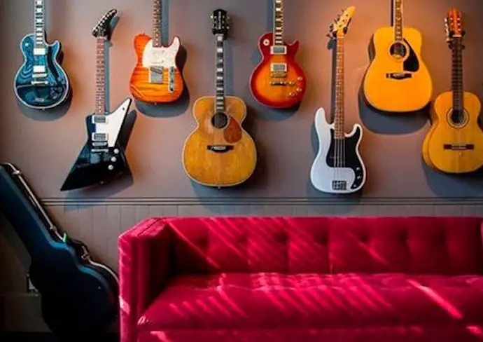 8 manieres creer interieur rock passion musique instrument guitare collection canapé capitonné rouge chic mur sombre facile à copier