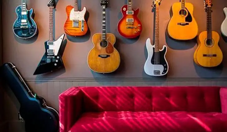 8 manieres creer interieur rock passion musique instrument guitare collection canapé capitonné rouge chic mur sombre facile à copier