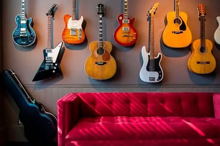 8 manieres creer interieur rock passion musique instrument guitare collection canapé capitonné rouge chic mur sombre facile à copier