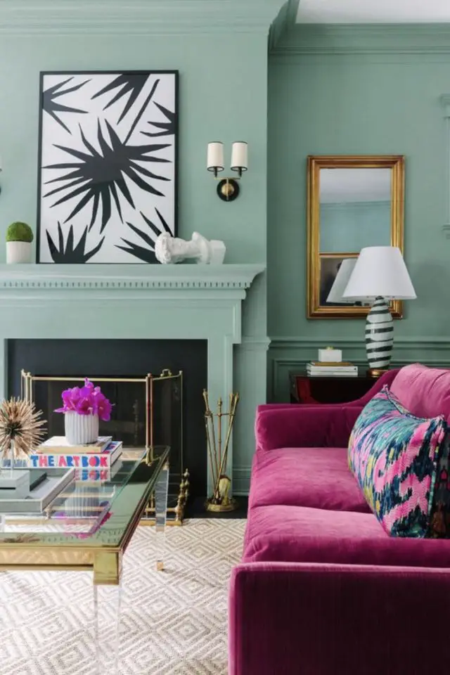 association couleur vert rose decoration salon séjour peinture mur vert sauge canapé velours magenta ambiance moderne