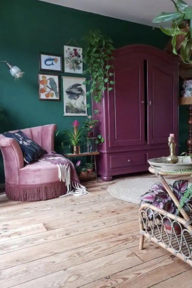 association couleur vert rose decoration émeraude magenta foncé salon meuble peint fauteuil rétro en velours