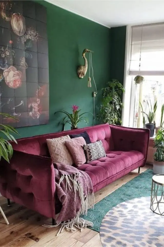 association couleur vert rose decoration canapé magenta velours moderne mur peinture vert émeraude