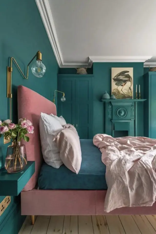 association couleur vert rose decoration chambre à coucher adulte dominante émeraude tête de lit velours rose