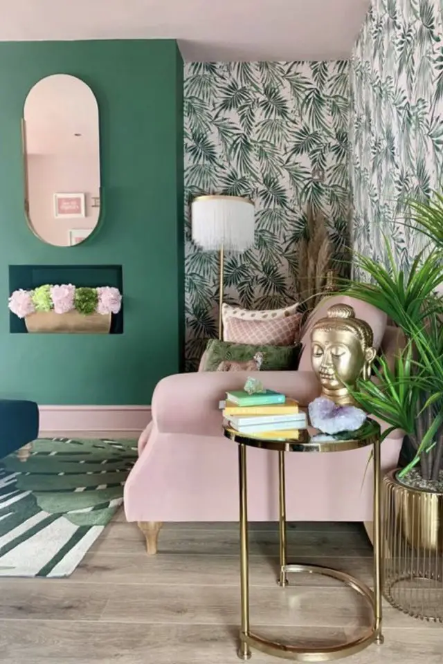 association couleur vert rose decoration salon séjour papier peint tropical fond rose canapé détails dorés miroir ovale moderne mur peinture