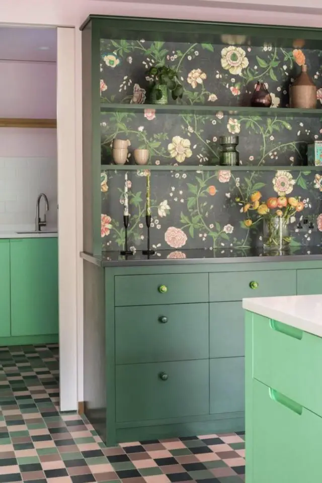 association couleur vert rose decoration cuisine vaisselier relooké papier peint floral dominante sauge