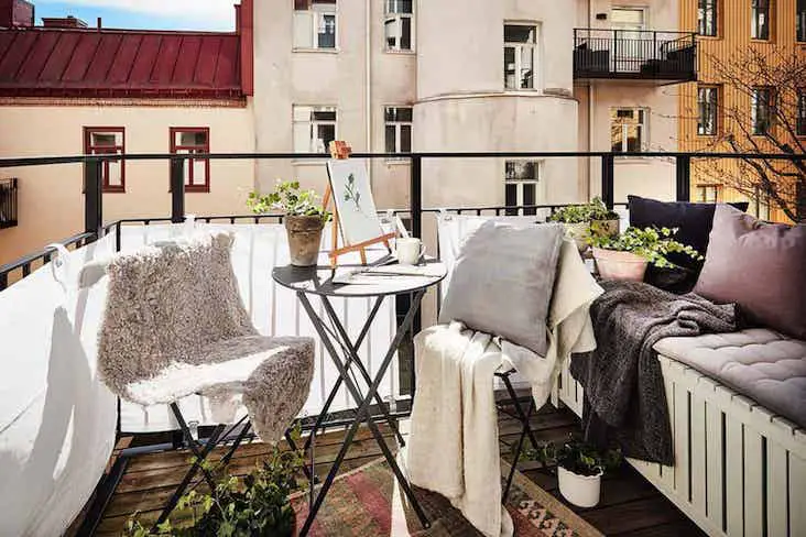 balcon confortable et moderne idee petite table ronde banquette chaise pliante plaid coussin