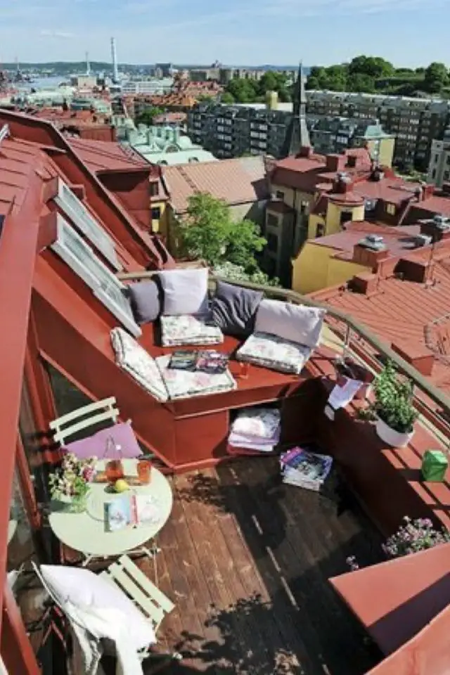 balcon deco moderne confortable toit terrasse petite table en métal coloré coin coussin cosy