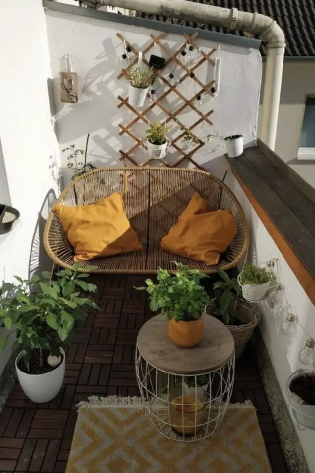 balcon deco moderne confortable banquette gain de place 2 personne rotin coussin jaune plantes verte et bout de canapé