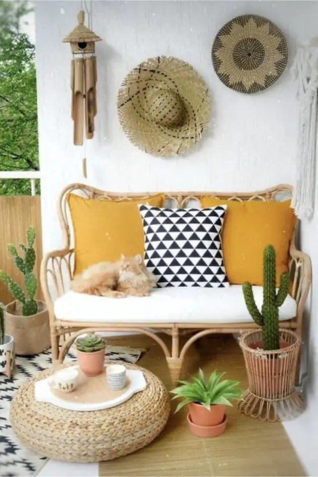 balcon deco moderne confortable décoration mur chapeau de paille banquette en rotin coussin coloré blanc jaune noir cactus tapis