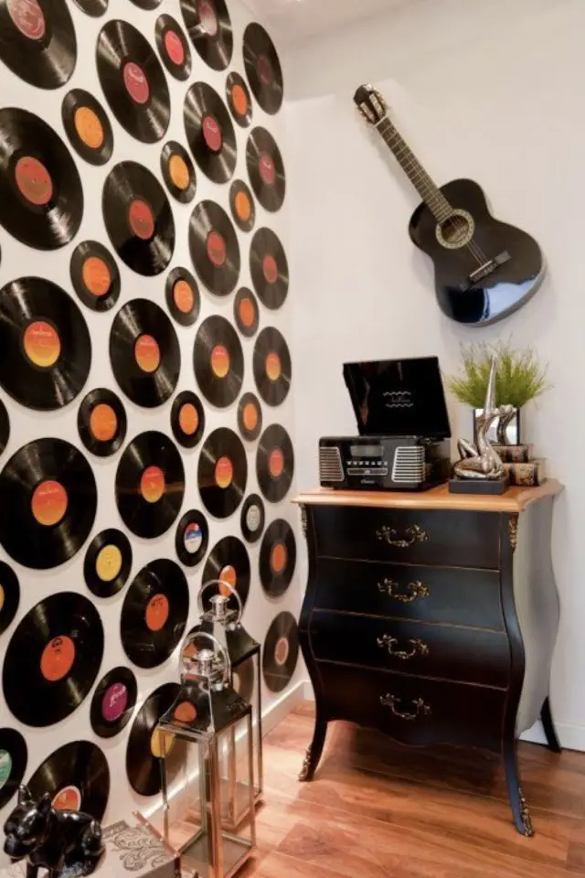 caracteristique decor rock and roll collection vinyle accrochée au mur meuble noir guitare entrée