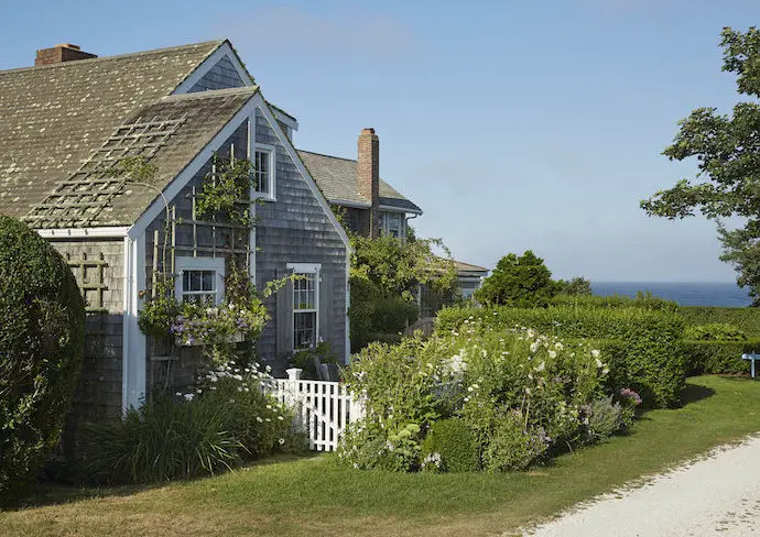 cottage bord de mer visite deco petite maison campagne grise jardin verdoyant simplicité et élégance