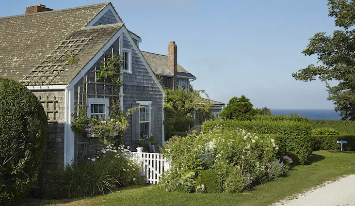 cottage bord de mer visite deco petite maison campagne grise jardin verdoyant simplicité et élégance