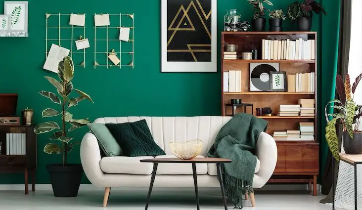 couleur deco vert emeraude vert franc salon séjour peinture meuble vintage canapé clair