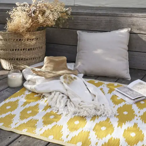 deco cosy moderne balcon maisons du monde Tapis réversible en polypropylène jaune motifs graphiques blancs 75x140