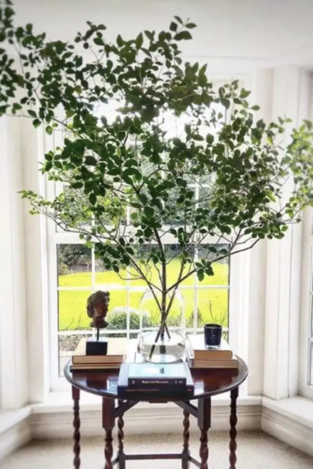 deco interieur materiau verre exemple décor de table vase livre grande branche