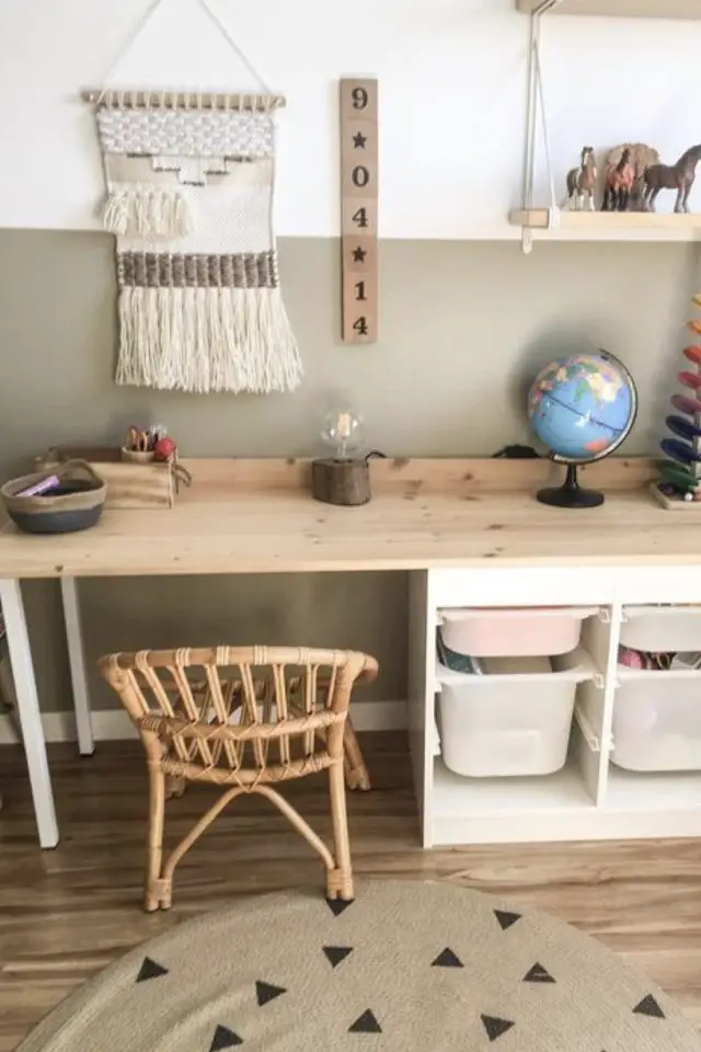 deco mur chambre enfant soubassement peinture beige blanc simple neutre et doux espace coin bureau bois