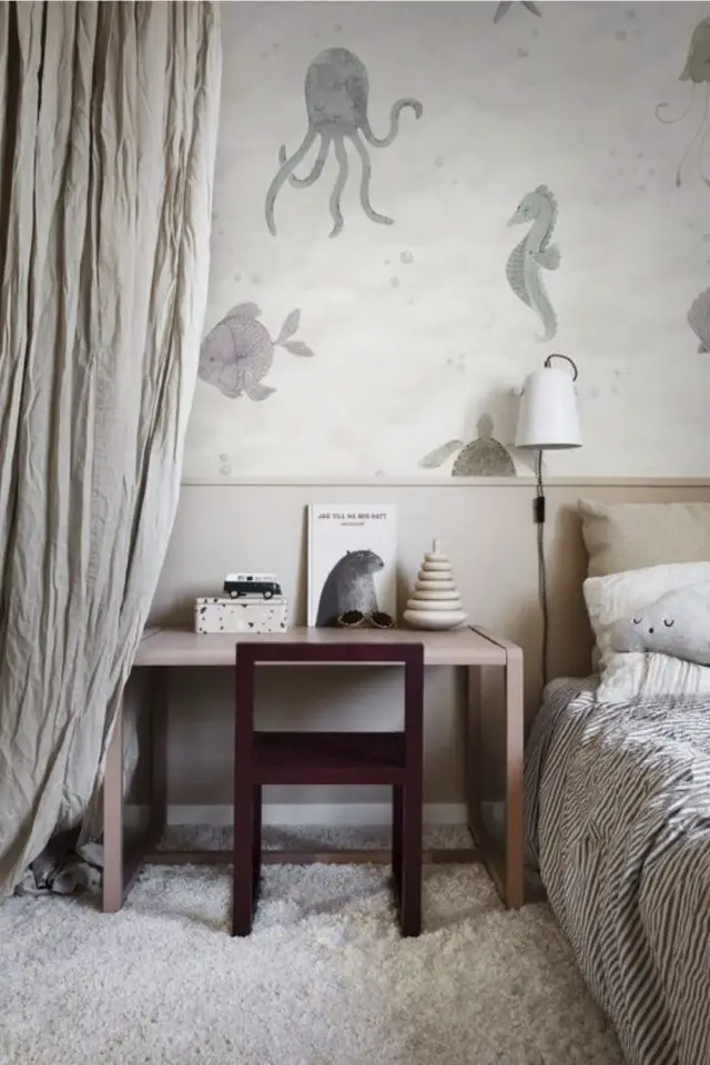 deco mur chambre enfant soubassement en peinture beige avec papier peint animaux mer petit bureau en bois rideau en lin