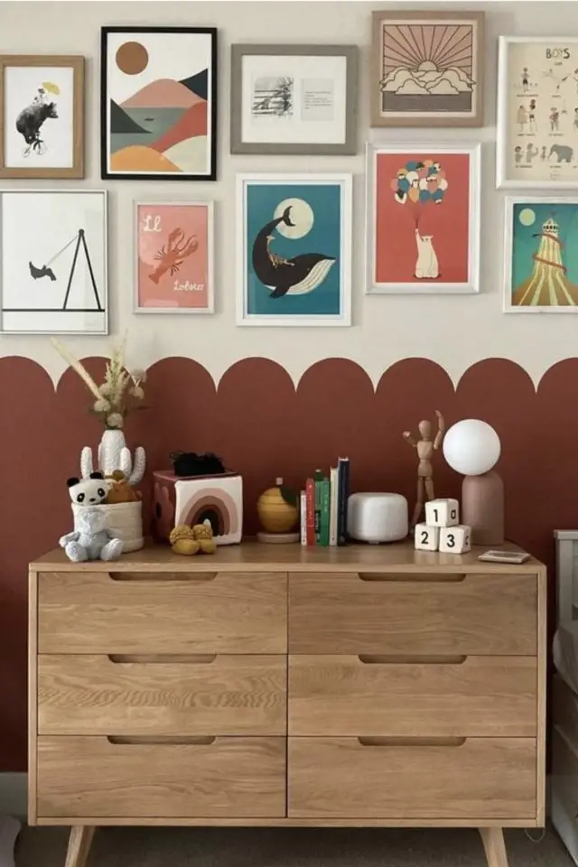 deco mur chambre enfant soubassement peinture couleur terracotta moderne commode en bois affiches encadrées objets décoratifs