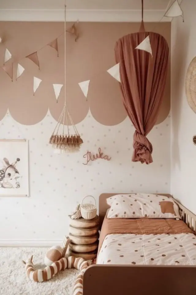 deco mur chambre enfant soubassement papier peint peinture blanc rose nude pastel arrondi vague