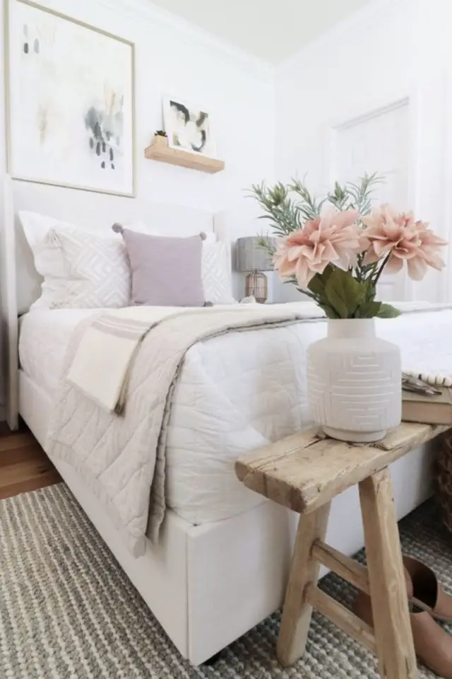 decor chambre adulte printemps exemple couleur blanc et pastel rose parme douceur vase fleurs banc en bois bout de lit