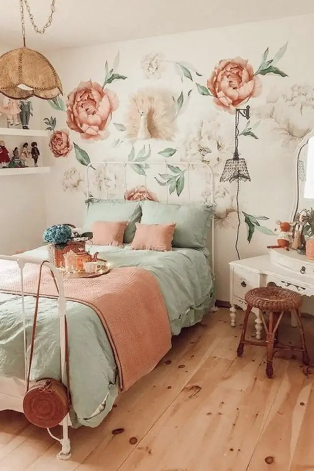 decor chambre adulte printemps exemple mur accent papier peint fleur floral couleur corail et vert d'eau douceur fraicheur