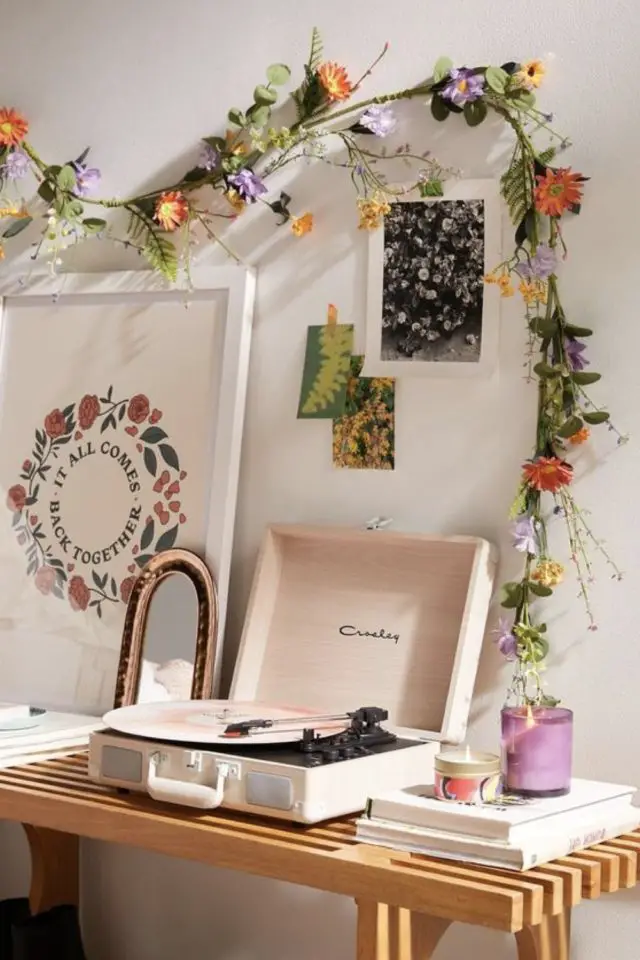 decor chambre adulte printemps exemple détail décor fleur séchées console en bois platine vinyle
