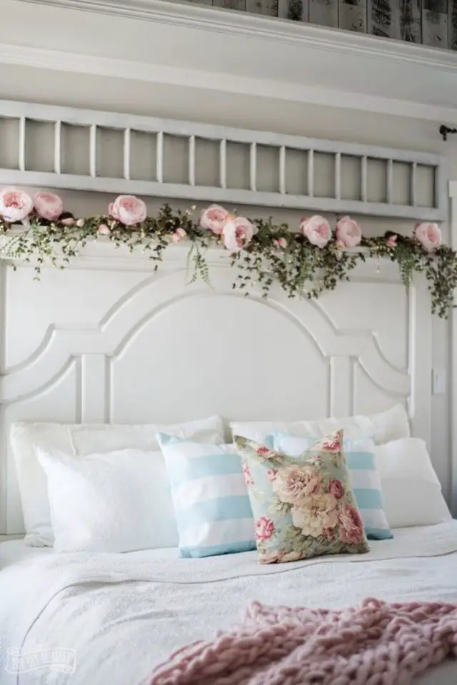 decor chambre adulte printemps exemple tête de lit en bois blanc guirlande de fleur rose douceur pastel