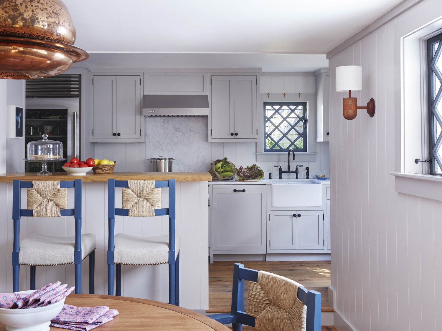 decor cottage bord de mer chic cuisine ouverte îlot bar meuble gris clair classique chaise bleu et rotin