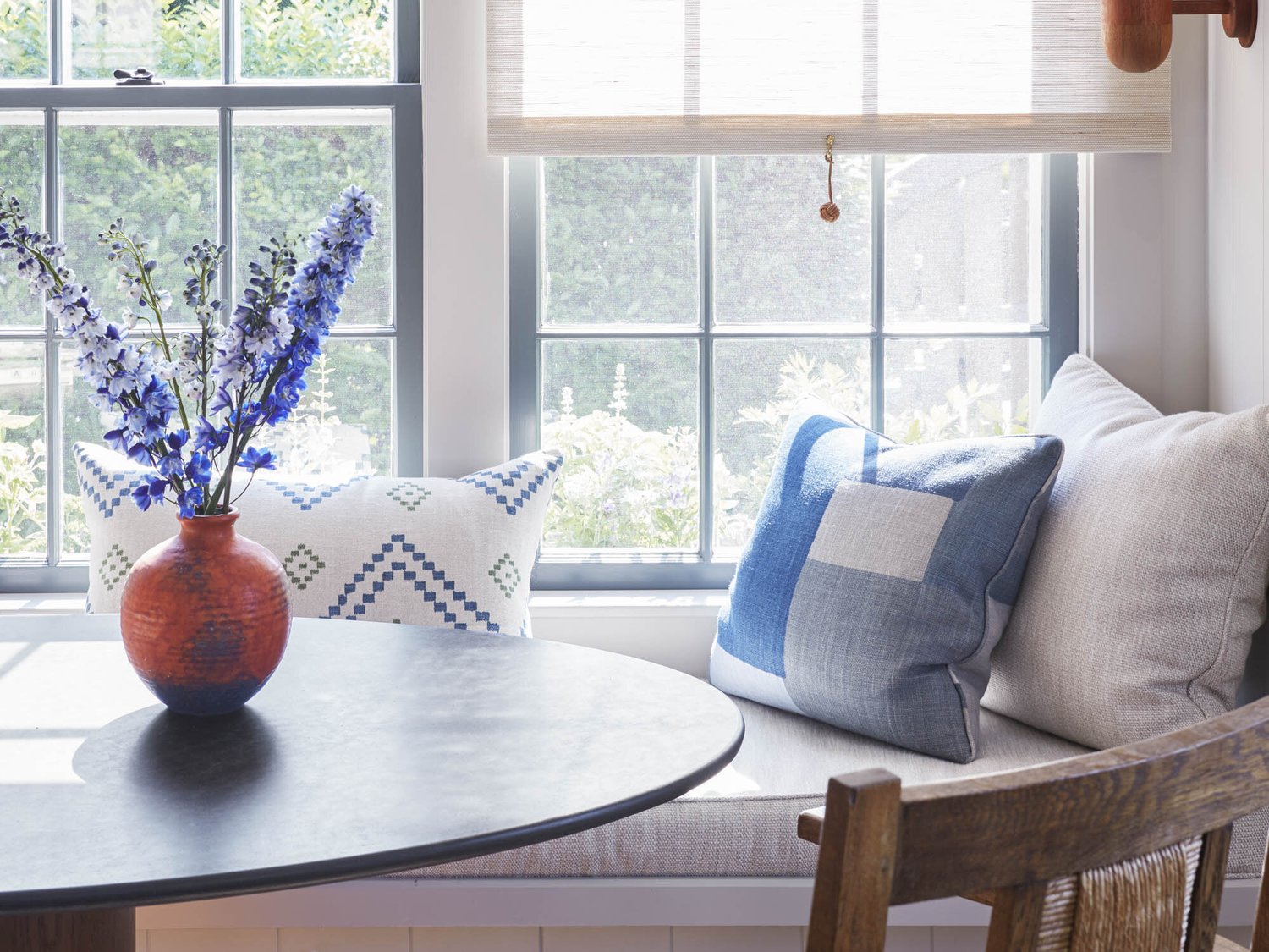 decor cottage bord de mer chic banquette table ronde espace repas complémentaire coussin bleu et blanc