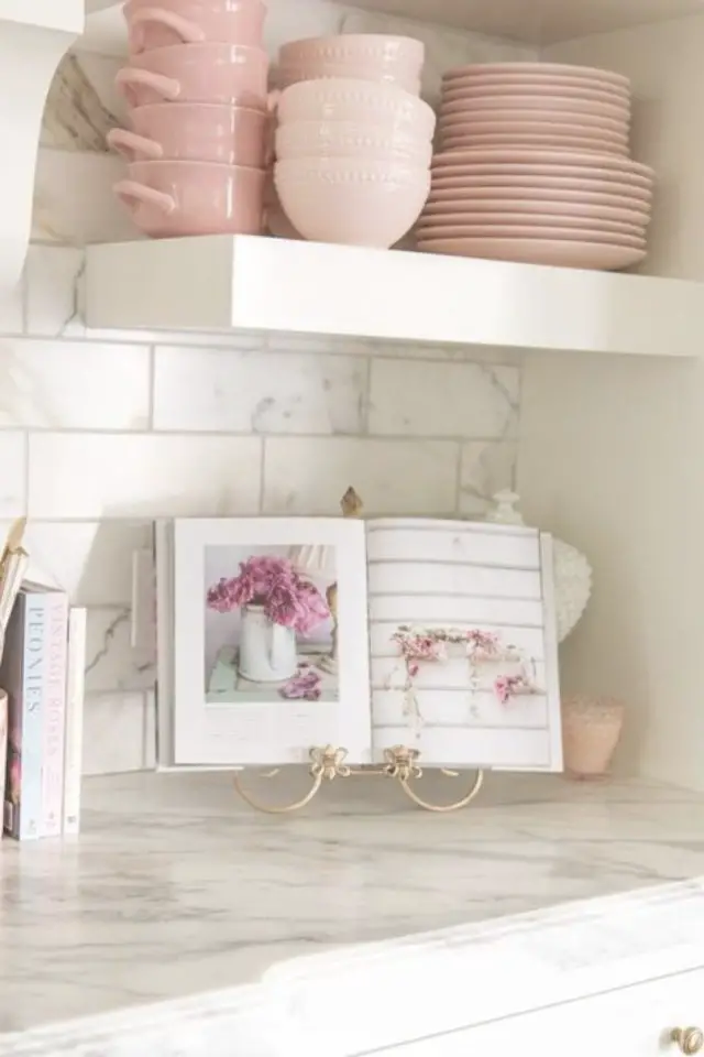 decor cuisine couleur rose exemple papier peint brique blanche étagères angle vaisselle apparente colorée