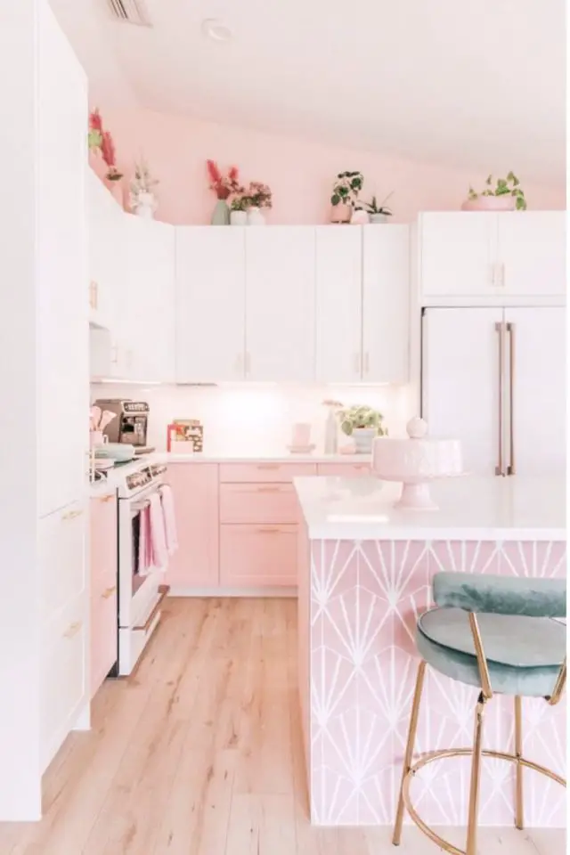 decor cuisine couleur rose exemple peinture couleur meuble blanc îlot central à motif ambiance modern glam