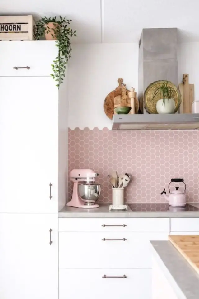 decor cuisine couleur rose exemple crédence cuisine mosaïque moderne meuble façade blanc